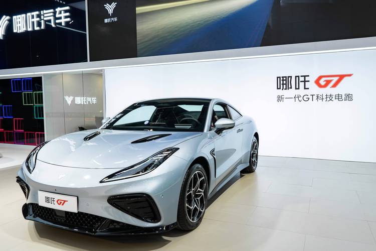 广州188哪吒汽车在智能汽车领域的表现，领途汽车在新能源汽车市场中的影响力